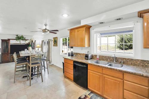 Large Family Home - Only 20 mins from Disneyland in Fullerton, USA