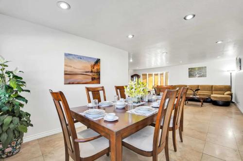 Large Family Home - Only 20 mins from Disneyland in Fullerton, USA