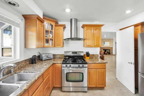 Large Family Home - Only 20 mins from Disneyland in Fullerton, USA
