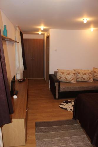 1 queen bed, 1 sofa bed