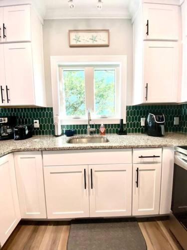 Henderson Haven 4 BR / 3 BA Villa, Steps to Beach in Wrightsville Beach