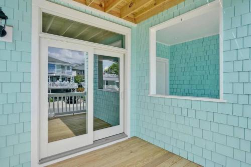 Henderson Haven 4 BR / 3 BA Villa, Steps to Beach in Wrightsville Beach