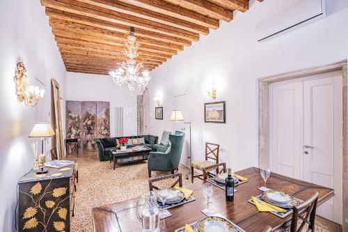 Ca' San Beneto Completely Refurbished in a fabulously central area, Benátky