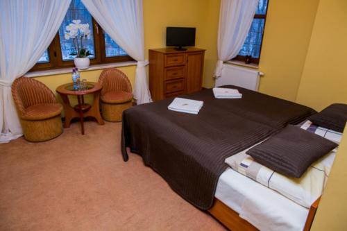 1 queen bed, 2 twin beds