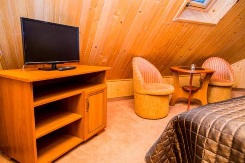 2 bedrooms, 5 beds