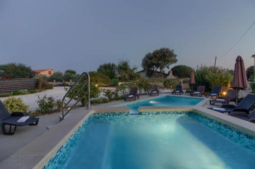 Charming villa Nera with pool and hydromassage near the beach