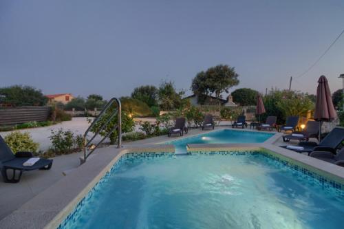 Charming villa Nera with pool and hydromassage near the beach