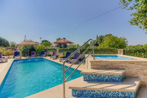 Charming villa Nera with pool and hydromassage near the beach