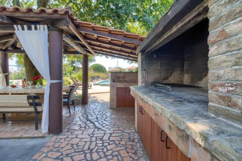 Charming villa Nera with pool and hydromassage near the beach in 利斯也