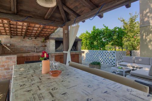 Charming villa Nera with pool and hydromassage near the beach