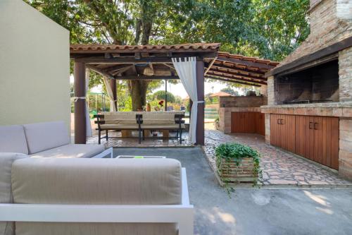 Charming villa Nera with pool and hydromassage near the beach in 利斯也