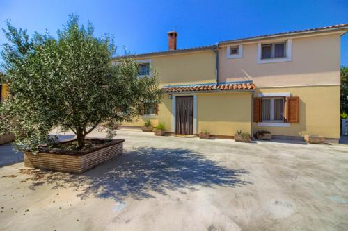 Charming villa Nera with pool and hydromassage near the beach in 利斯也