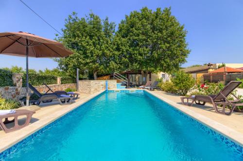 Charming villa Nera with pool and hydromassage near the beach