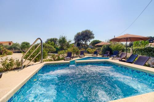 Charming villa Nera with pool and hydromassage near the beach