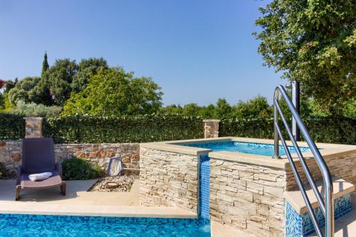 Charming villa Nera with pool and hydromassage near the beach