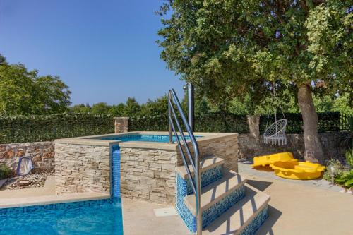 Charming villa Nera with pool and hydromassage near the beach