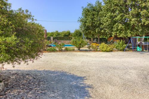 Charming villa Nera with pool and hydromassage near the beach