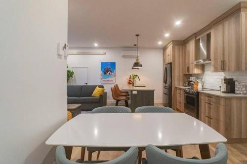 883 suite 102 Bromont Vieux Village 2cac , foyer in Bromont (QC)