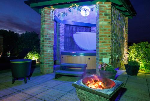 Lincoln Holiday Retreat Cottage with Private Hot Tub