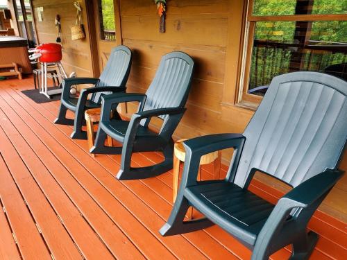 Story Brook: Beautiful true log cabin! Close to Dollywood, State Park, and more! in Sevierville, USA