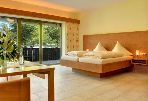 1 king bed, 2 twin beds