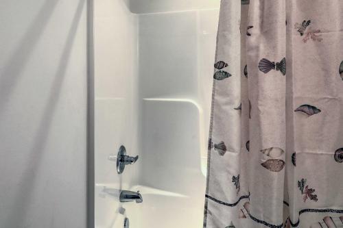Bathroom, Stylish Long Neck Townhome with Rooftop Patio! in Long Neck (DE)