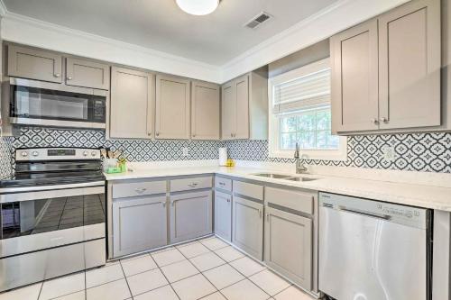 Bright and Cozy Charleston Home Near Downtown! in Charleston, USA