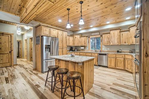 Garden Valley Cabin with Loft and Large Deck!