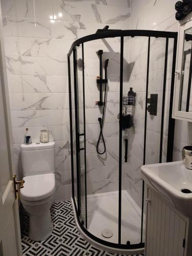 Beautiful self contained apartment with garden, Glasgow (photo 8)