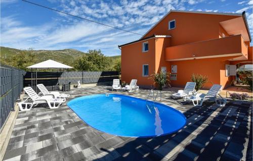 B&B Kapela - Stunning Home In Dugopolje With Outdoor Swimming Pool, Wifi And 2 Bedrooms - Bed and Breakfast Kapela