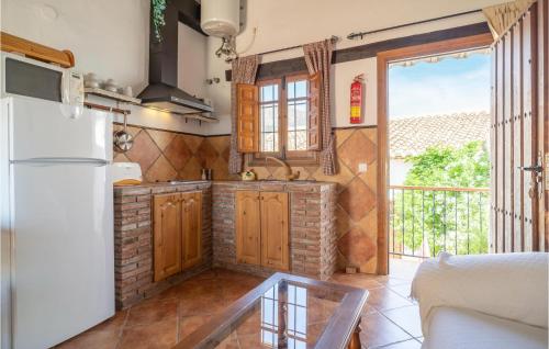 kuhinja, 1 Bedroom Cozy Apartment In Mondron in Mondron