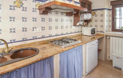 Awesome Home In Villaviciosa De Cordob With Kitchen