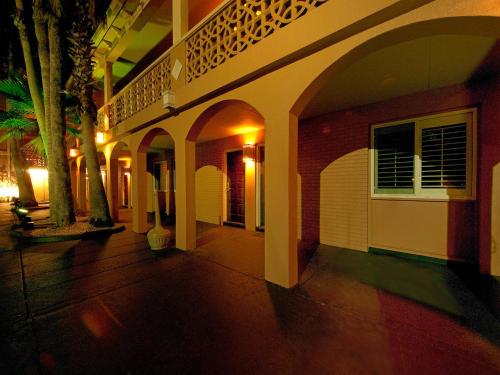 Entrance, Tahitian Inn & Spa Tampa in West Tampa