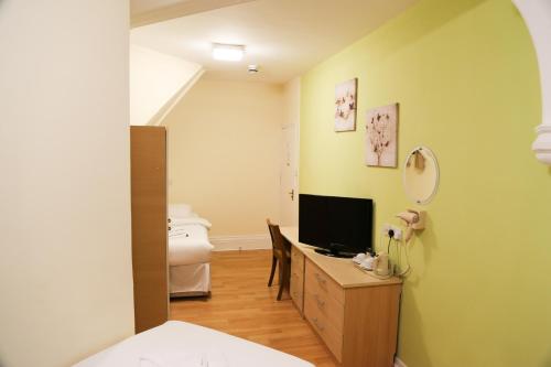 Twin Room en suite image 3