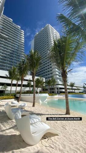 Two Bedroom with Balcony by The Bali Corner at Azure North , POOL and BEACH VIEW - unit with Bathtub, San Fernando (Foto 7)