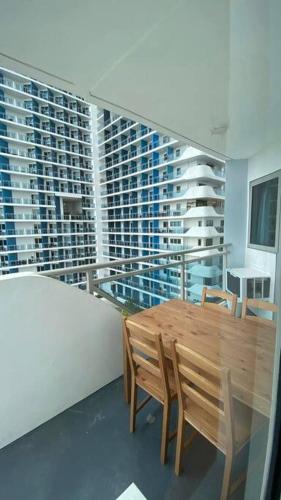 Two Bedroom with Balcony by The Bali Corner at Azure North , POOL and BEACH VIEW - unit with Bathtub, Floridablanca