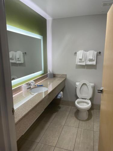 Holiday Inn Express Cedar Rapids - Collins Road an IHG Hotel - image 2