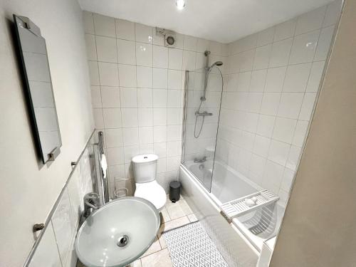 Bathroom, City Link - Mapperley Park Suite - Free parking,tram&busroutes,HSwifi,upto9 by KP in Sherwood