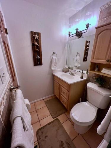 Spacious, Cal King Bed, Sleeps 6, Full Kitchen in Loveland, USA