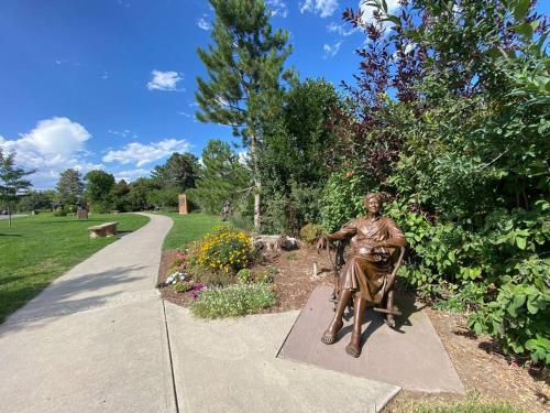 Spacious, Cal King Bed, Sleeps 6, Full Kitchen in Loveland, USA