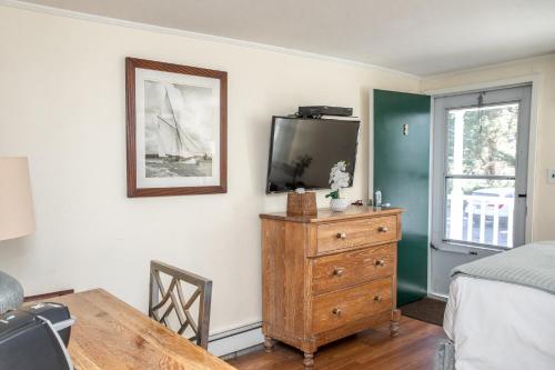 Three Village Inn Room Type - Standard Queen Room