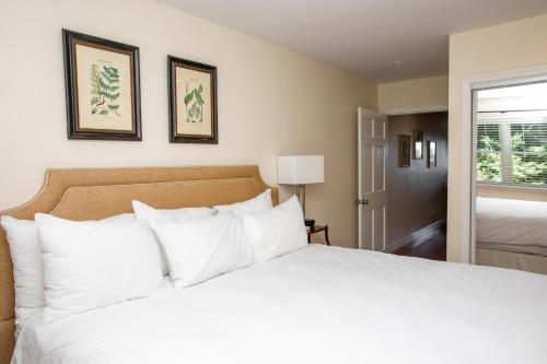 Three Village Inn Room Type - Superior King Room
