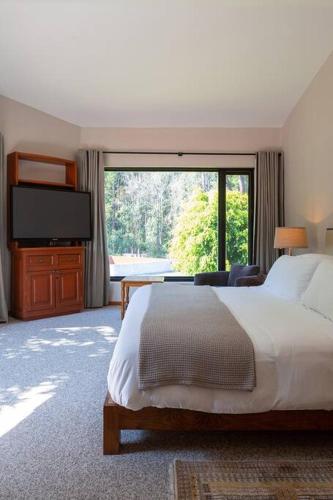 Casa Ficus, serviced Luxury Villa with pool&tennis in Valle de Bravo, Mexico