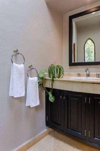 Casa Ficus, serviced Luxury Villa with pool&tennis in Valle de Bravo, Mexico