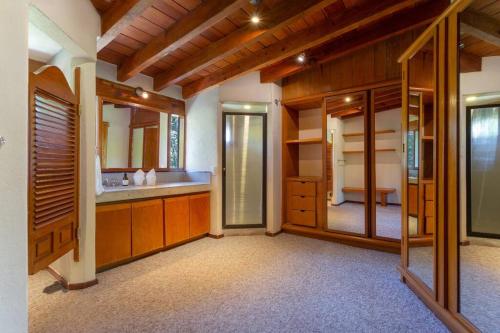 Casa Ficus, serviced Luxury Villa with pool&tennis in Valle de Bravo, Mexico
