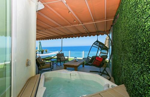 OCEANFRONT BEACHHOUZ