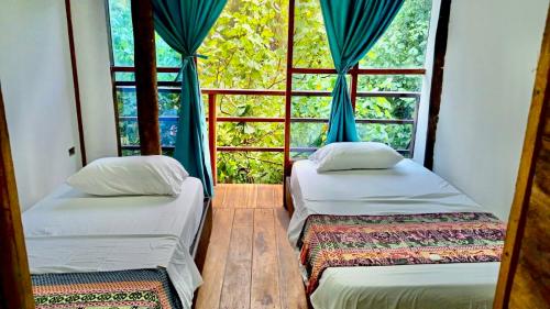 1 double bed, 1 twin bed