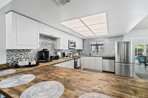 Spacious Modern House. Private Heated Pool and Spa in Sarasota, USA