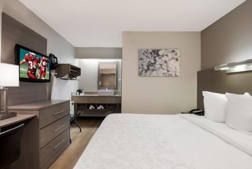 Red Roof Inn PLUS+ Chicago - Naperville Room Type - Standard King Room Smoke Free