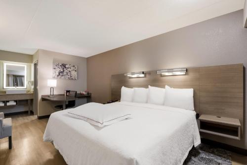 Premium King Room Smoke Free (Upgraded Bedding & Snack)